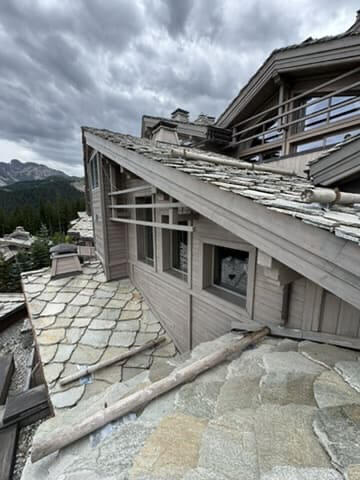 Entretien des boiserie d'un hôtel palace à Courchevel